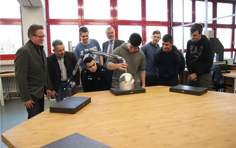High-Tech-Messarm für Gottlieb-Daimler-Schule Im Unterricht im Einsatz: Der neue High-Tech-MessarmGB-Foto: gb