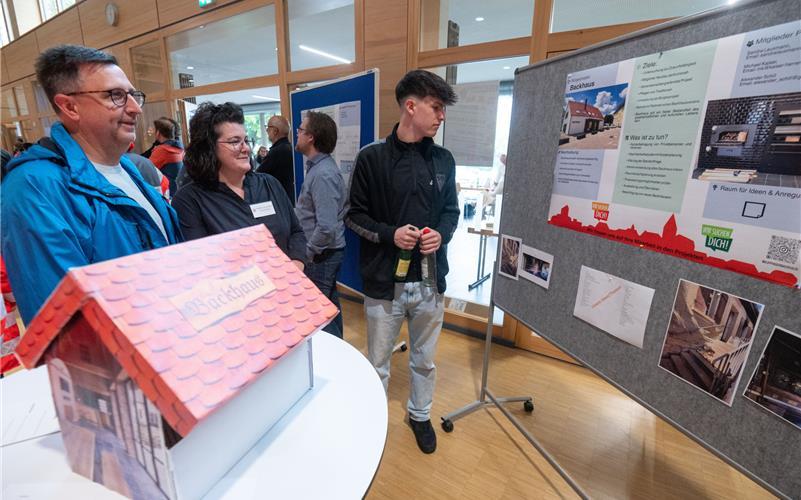 Im Vorfeld der Kommunalwahl 2024 informierte das Kuppinger Bürgerprojekt zu den Backhaus-Plänen bereits in der Gemeindehalle – nun soll in deren Umfeld der Standort für einen Neubau sein. GB-Foto (Archiv): Vecsey