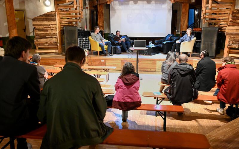 Im Wehrdienst zeichnen sich seit einigen Jahren kommende Umbrüche ab. Was auf sie zukommen könnte, erfahren Interessenten im Jugendhaus Herrenberg. Hier sitzt Referentin Susanne Bödecker (Deutsche Friedensgesellschaft e. V.) am Mikrofon. GB-Foto: Holom