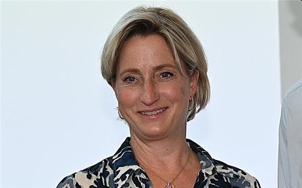Im ZD.BB überreichte die CDU-Ministerin einen symbolischen Scheck. GB-Foto: Reichert