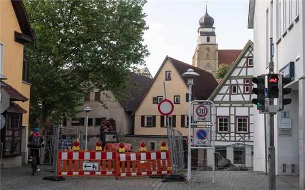 Im Zuge der Fruchtkastensanierung wurde die Einmündung des Grabens in die Hindenburgstraße gesperrt. Nach Meinung der Freien Wähler soll diese Verkehrsführung so blieben.GB-Foto: Schmidt