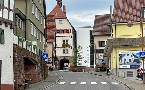 Im Zuge der geplanten Straßenbauarbeiten im Zusammenhang mit dem Wildberger Mammutprojekt „Zentrum Unterstadt“ soll auch die Fahrbahn in der Gartenstraße erneuert werden. GB-Foto: Priestersbach