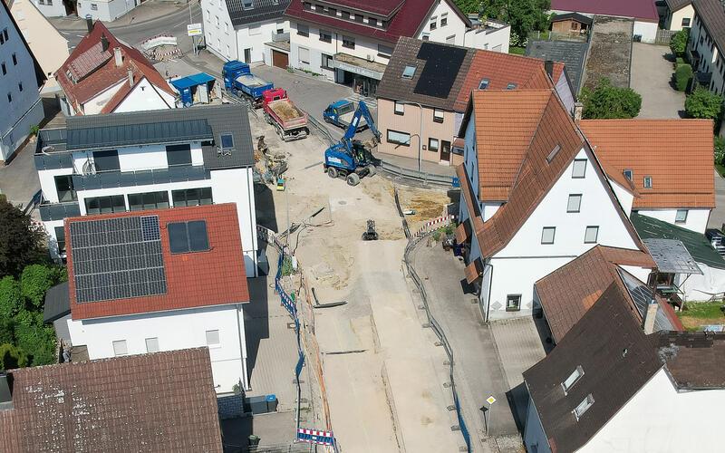 Im ersten Bauabschnitt zum fußgängerfreundlichen Umbau der Ortsmitte Unterjettingen ist ein ordentliches Stück der Kohlplatte mit Abbiegung Mötzinger Straße aktuell in Arbeit. GB-Foto: Schmidt