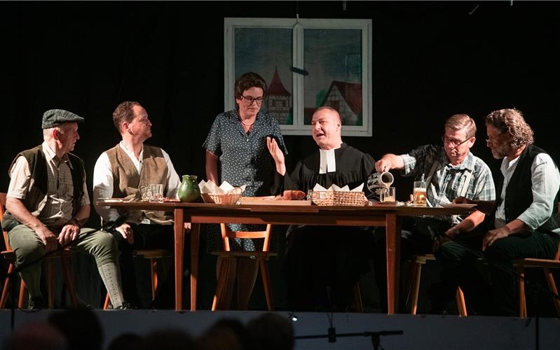 Zwischen den Dörfern herrscht Streit Im frühen 19. Jahrhundert spielt das Stück der Rohrauer Theatergruppe in Hildrizhausen GB-Foto: Schmidt