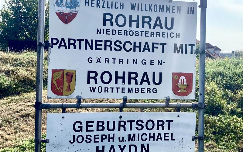 Im niederösterreichischen Rohrau erinnert ein Schild an die Partnerschaft mit dem württembergischen Rohrau. GB-Foto: gb