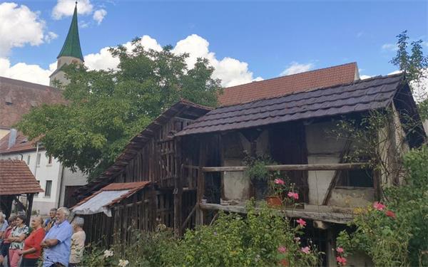 Im noch gut erhaltenen Gebäude rechts wurden früher unten Schweine, oben Hühner mitten im Ort gehalten. GB-Foto: Straub