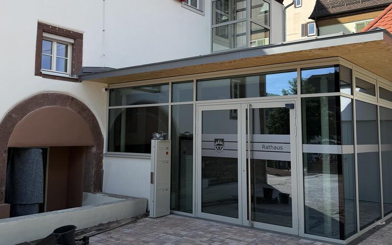 Im rückwärtigen Bereich ist im Rahmen der Modernisierung ein Anbau mit Aufzug entstanden, der künftig den offiziellen Eingang bildet. GB-Foto: Uwe Priestersbach
