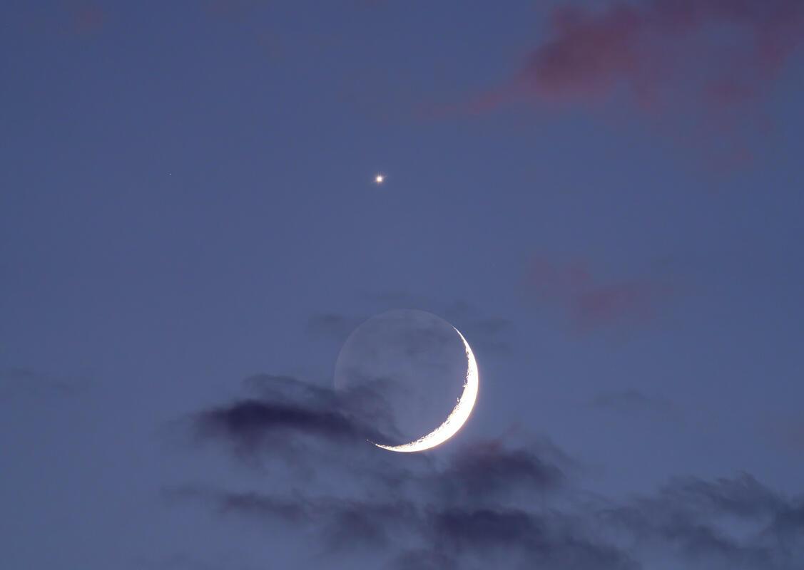Im zarten Wolkenkleid – Mond und Venus.  Von Monika Suhm aus Gärtringen.