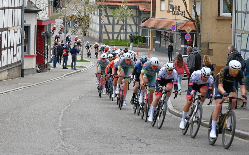 Immer beeindruckend: In hohem Tempo rast das langgezogene Fahrerfeld durch Schönaich. GB-Foto: Reichert