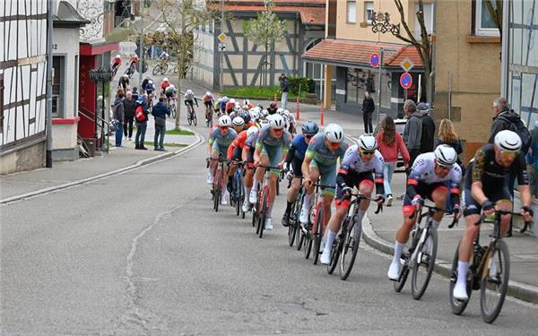 Immer beeindruckend: In hohem Tempo rast das langgezogene Fahrerfeld durch Schönaich. GB-Foto: Reichert