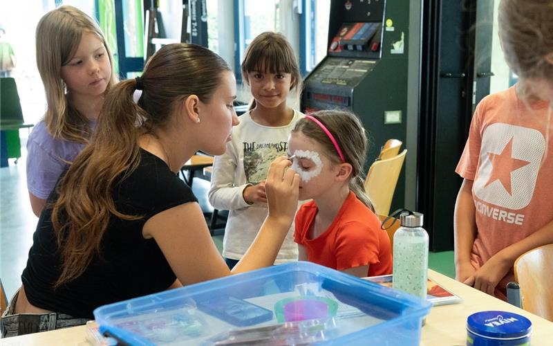 Immer wieder beliebt: Kinderschminken, so auch bei der Freizeit im Bondorfer Jugendhaus.GB-Foto: Vecsey
