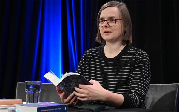 Imogen Rost liest im Mauerwerk: Der Protagonist ihres Buches zeigt keinerlei Interesse an der Bärenjagd, sondern entwickelt eine Sehnsucht nach Glanz und Schönheit. GB-Foto: Holom