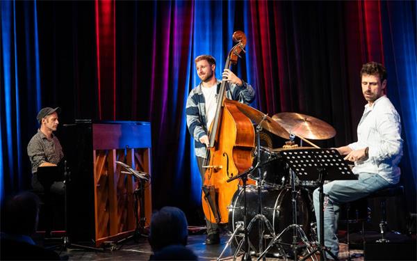 Improvisation und Kontraste bestimmen den Abend mit Niklas Lukassen (Mitte) im Mauerwerk.GB-Foto: Schmidt