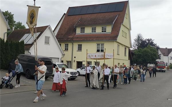 In Altingen führt die Fronleichnamsprozession durch die Straßen – mitsamt dem Himmel für den Pfarrer.GB-Foto: Straub