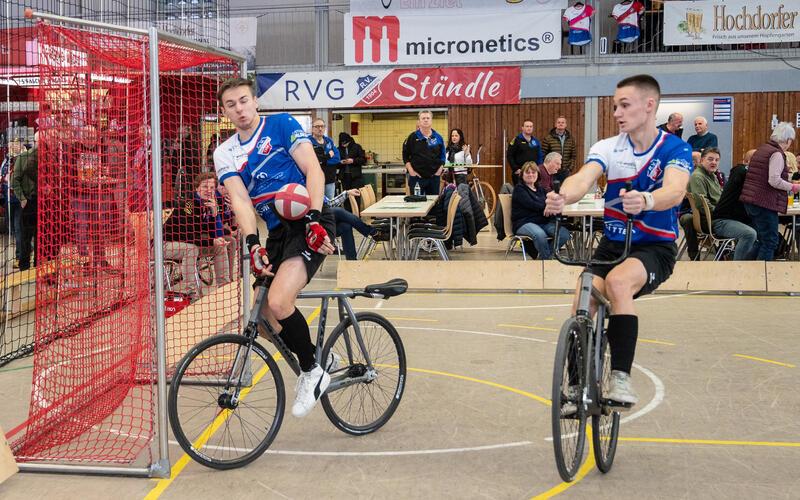 In Amorbach tauschen Simon Becker (links) und Jannes Müller ihre RVG-Shirts gegen Nationaltrikots. GB-Foto: Schmidt