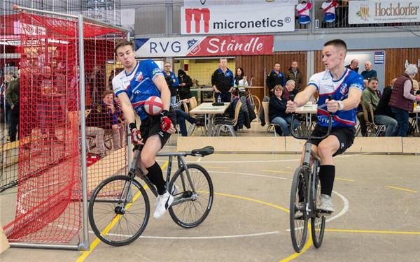In Amorbach tauschen Simon Becker (links) und Jannes Müller ihre RVG-Shirts gegen Nationaltrikots. GB-Foto: Schmidt