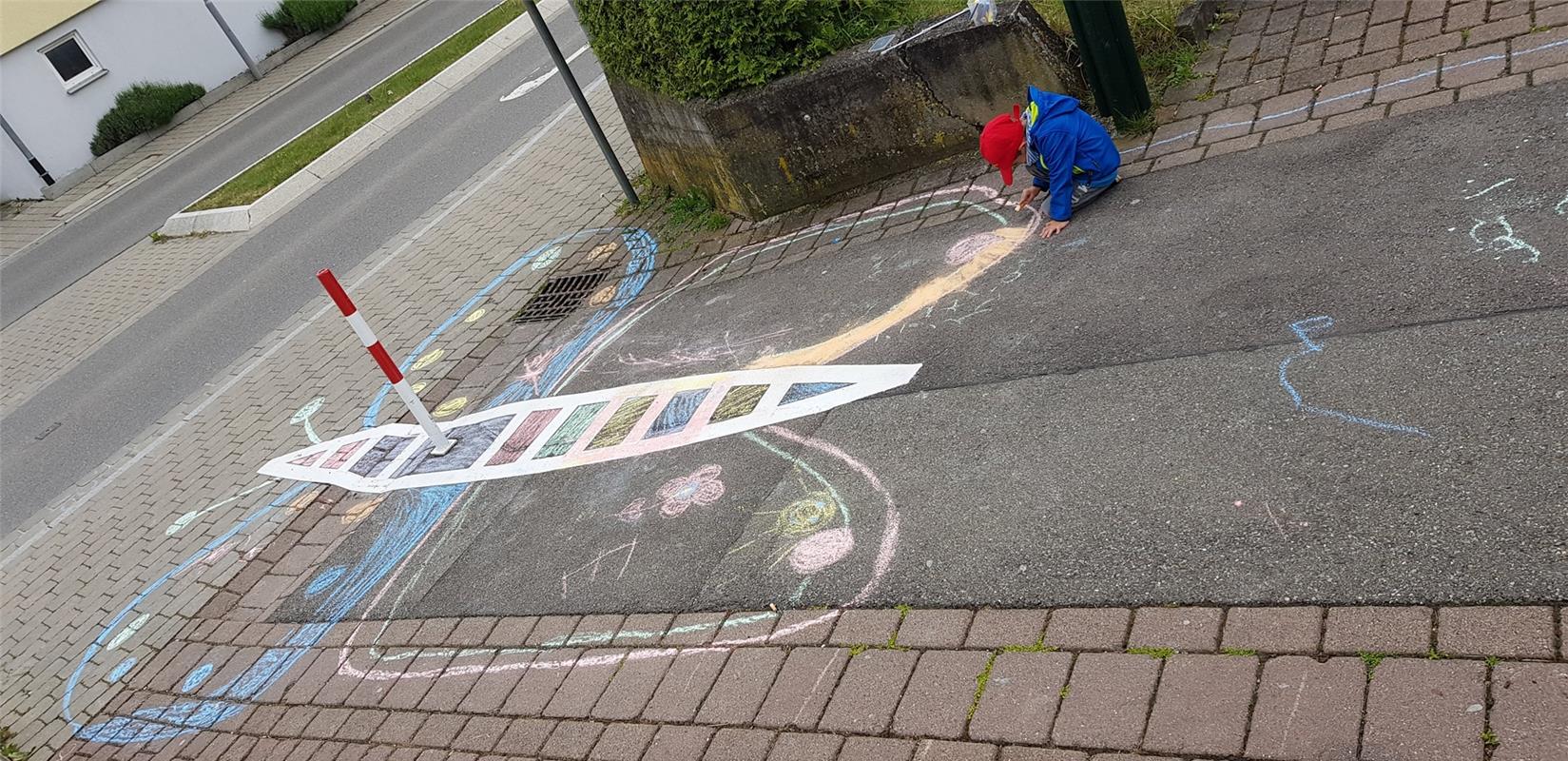 In Corona-Zeiten wird der kleine Eddie zum Straßenkünstler. "Entdeckt" hat den N...