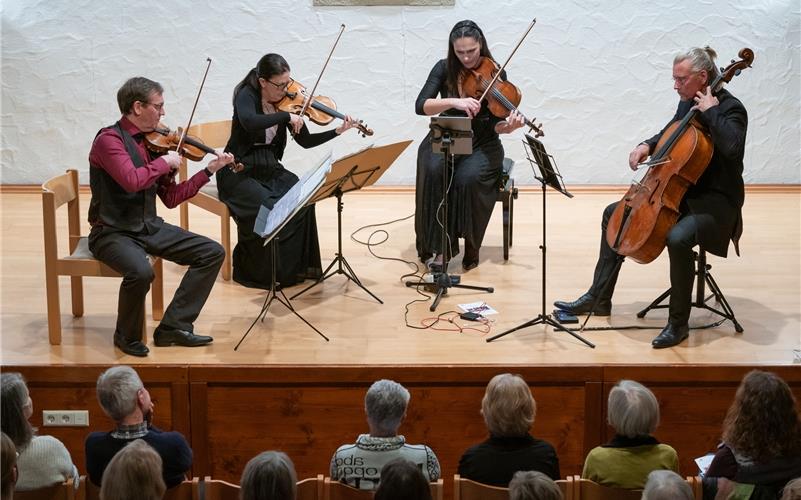 In Deckenpfronns Zehntscheuer spielte das Minguet-Quartett Werke von Beethoven, Suk und Haydn. GB-Foto: Vecsey