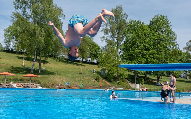 In Gärtringen lockt seit Freitag bereits die Abkühlung im Freibad – da ließen sich die Besucher am Wochenende nicht zweimal bitten. GB-Foto: Vecsey