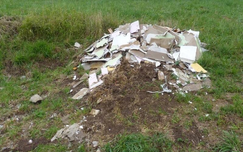 In Gültstein haben sich erneut unbekannte Täter ihres Bauschutts entledigt.GB-Fotos: Polizei
