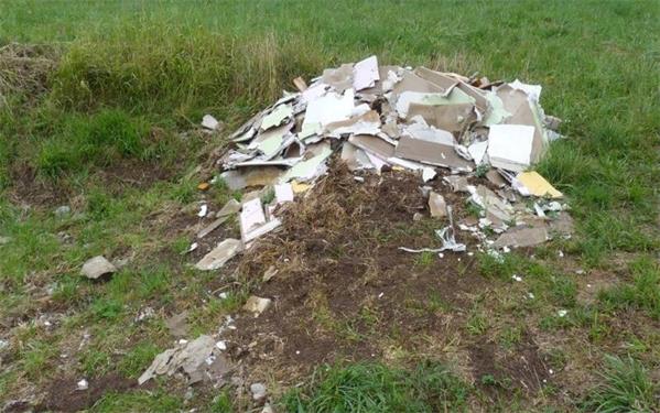 In Gültstein haben sich erneut unbekannte Täter ihres Bauschutts entledigt.GB-Fotos: Polizei