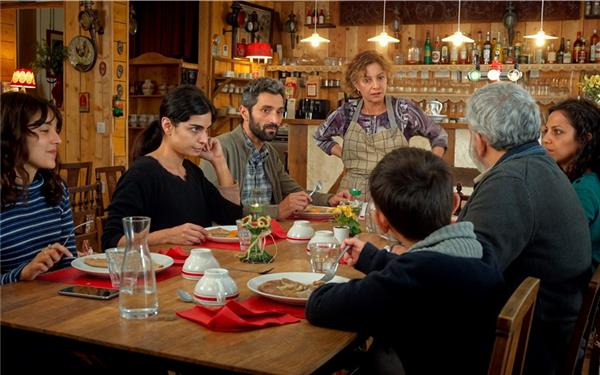 In Julie Delpys witziger Culture-Clash-Komödie „Die Barbaren“ geht’s in einem bretonischen Dorf auf charmante Art drunter und drüber, als statt Ukrainern eine syrische Familie zugeteilt wird. GB-Foto: Weltkino Filmverleih/The Film