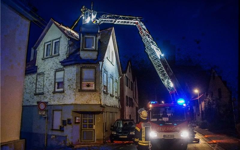 Unwetter hält Helfer auf Trab In Kayh lösten sich durch den Sturm Dachziegel GB-Fotos: SDMG/Dettenmeyer/gb
