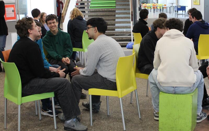 In Kleingruppen diskutierten die SGH-Schüler über die Landtagswahl.GB-Foto: gb
