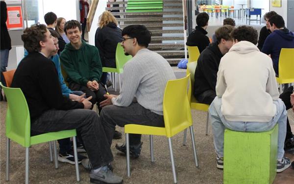In Kleingruppen diskutierten die SGH-Schüler über die Landtagswahl.GB-Foto: gb