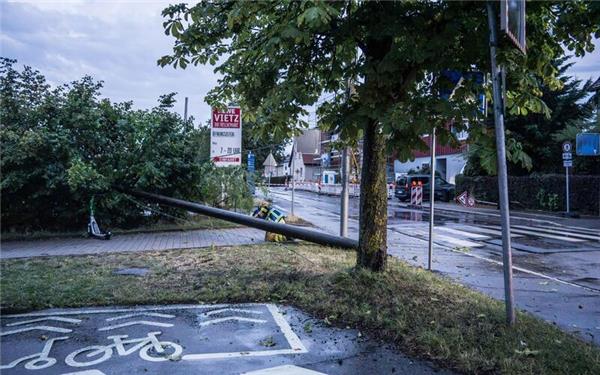 In Maichingen knickte der schwere Sturm nicht nur Bäume, sondern auch einen Funkmast um.