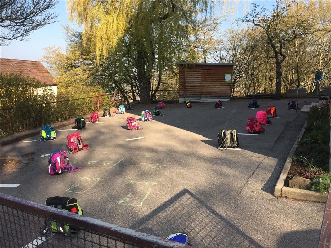 In Mönchberg an der Grundschule halten sich auch die Schulranzen an die Corona-A...