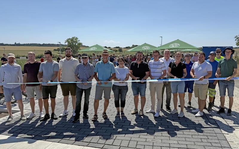In Mötzingen wurde am Freitag bei der Freigabe des Baugebiets „Röte II“ natürlich ein Band in den Ortsfarben blau-weiß durchschnitten. GB-Foto: Priestersbach