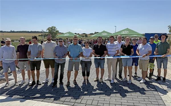 In Mötzingen wurde am Freitag bei der Freigabe des Baugebiets „Röte II“ natürlich ein Band in den Ortsfarben blau-weiß durchschnitten. GB-Foto: Priestersbach