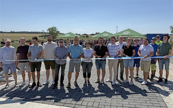 In Mötzingen wurde am Freitag bei der Freigabe des Baugebiets „Röte II“ natürlich ein Band in den Ortsfarben blau-weiß durchschnitten. GB-Foto: Priestersbach