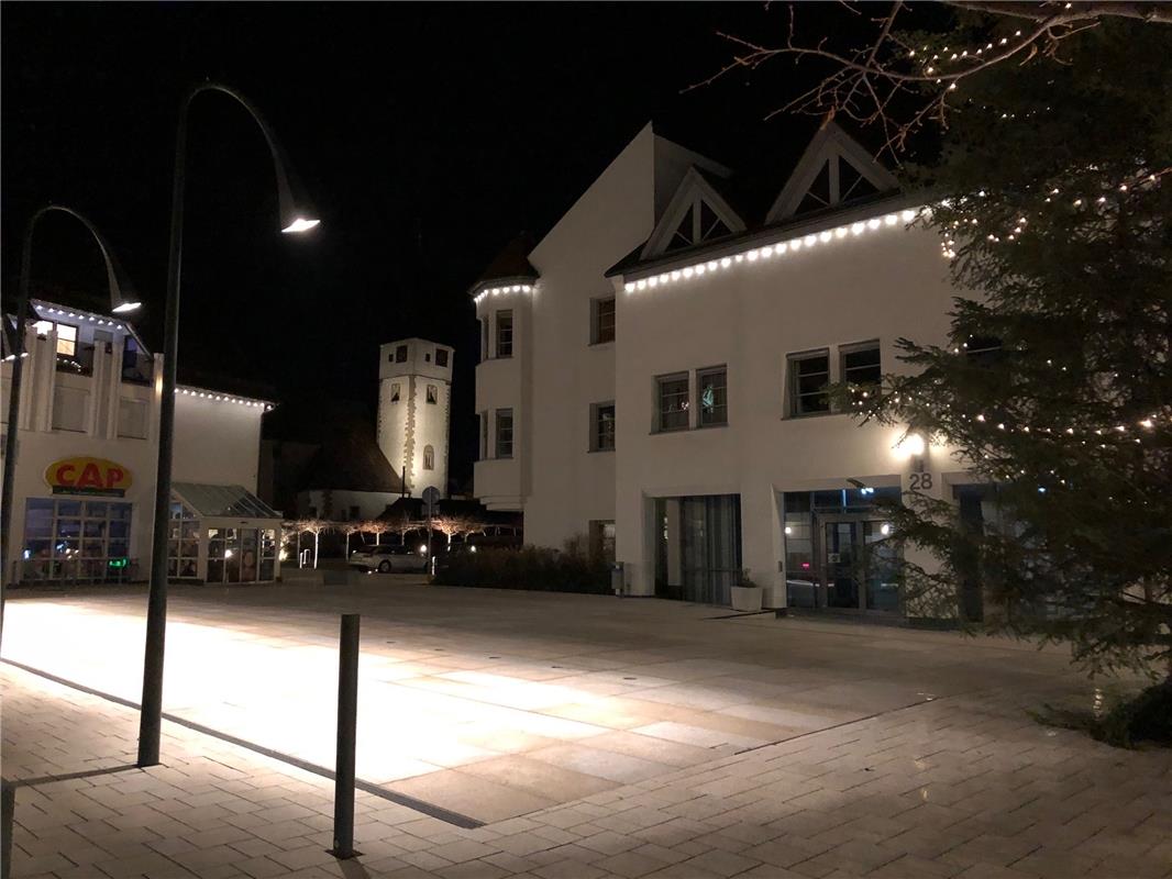 "In Nufringen die frühe Nacht, gerade ist es fünf nach acht, Beleuchtung wie zur...