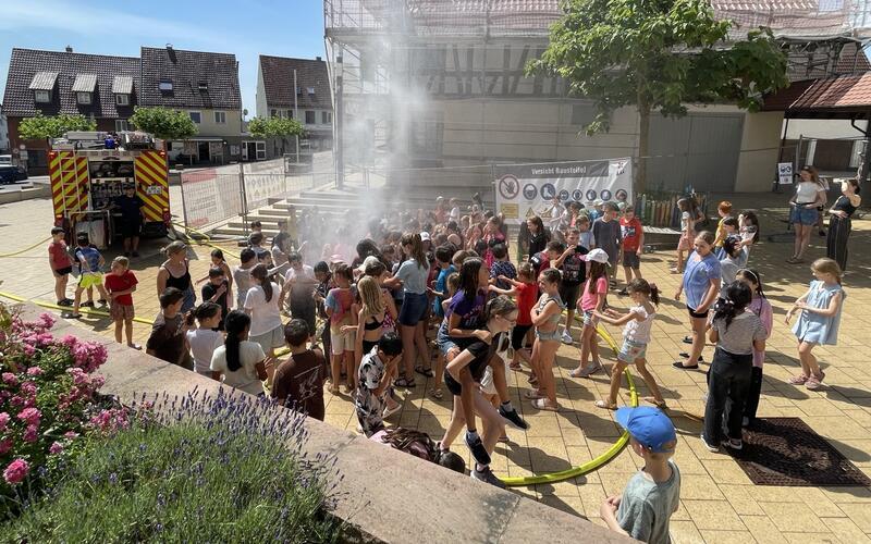 In Oberjettingen sorgte die Feuerwehr am vergangenen Freitag für die Abkühlung der Grundschüler. GB-Foto: Feuerwehr Jettingen