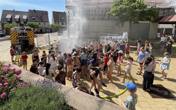 In Oberjettingen sorgte die Feuerwehr am vergangenen Freitag für die Abkühlung der Grundschüler. GB-Foto: Feuerwehr Jettingen