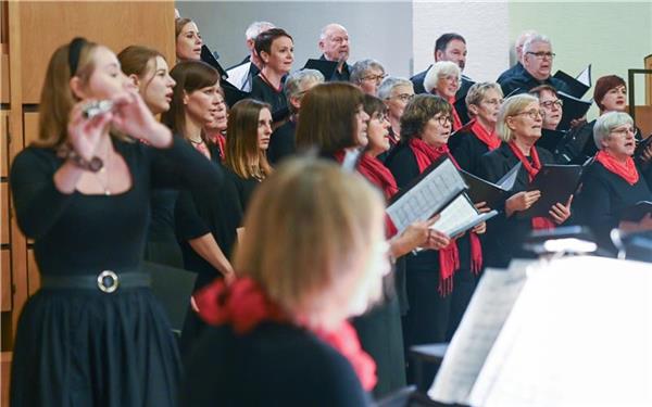 In Oberjettingen wurde am Sonntag zum Herbstkonzert gebeten – ein „voller“ Erfolg, so Dirigent Andreas Faller. GB-Foto: Vecsey