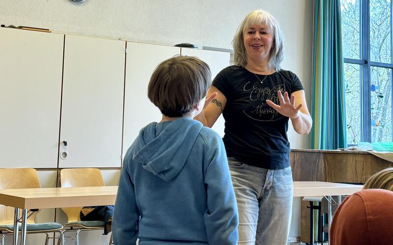 In Rollenspielen stärkt Carmen Ruppert das Selbstwertgefühl der Kinder. GB-Foto: gb