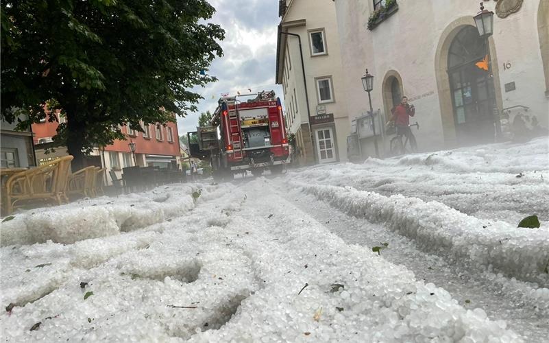 Feuerwehr bis tief in die Nacht im Dauereinsatz In Rottenburg musste an der Zehntscheuer Hagel beseitigt werden GB-Foto: gb