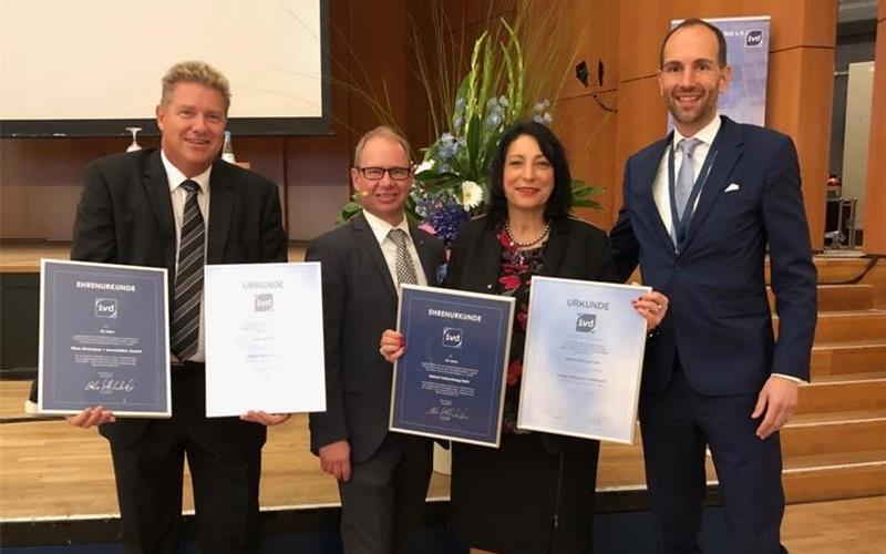 In Ulm In Ulm wurde beim Süddeutschen Immobilientag des IVD Süd Bärbel Falkenberg-Bahr, Inhaberin von Immobilien Service Bärbel Bahr, als Regionalbeirätin der Region Stuttgart/Böblingen und Claus Falkenberg, geschäftsführender Gesellschafter der BB Wohnbau Böblingen GmbH, als Regionalbeirat der Region Rems-Murr und Esslingen besonders geehrt. Jürgen Michael Schick, Präsident des IVD Bundesverbandes, und Erik Nothhelfer, Vorsitzender des IVD Süd, zeichneten das Unternehmerpaar mit einer Urkunde aus und bestätigten sie weitere Jahre im Amt. Der IVD Süd ist einer der größten Regionalverbände im Immobilienverband Deutschland, dem Bundesverband der Immobilienberater, Makler, Verwalter und Sachverständigen. Bärbel Falkenberg-Bahr sowie Claus Falkenberg, Geschäftsführer der Riker Wohnbau + Immobilien GmbH, wurden außerdem gemeinsam für über 60 Jahre IVD-Zugehörigkeit ausgezeichnet.GB-Foto: gb