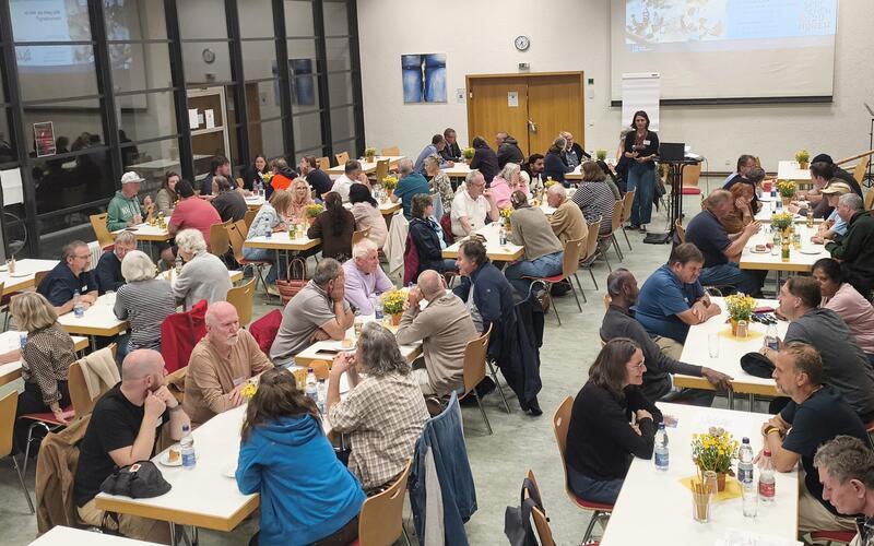 In Vierergruppen kamen die Teilnehmer über ihren Alltag in Herrenberg ins Gespräch.GB-Foto: Straub