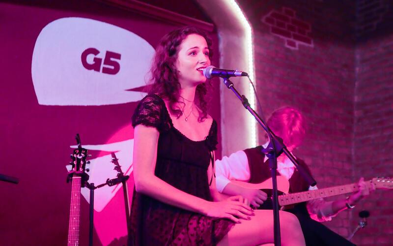 In Wien hat Charis über die Jahre hinweg neben ihrem Studium an ihrer Musik gearbeitet – Auftritte inklusive. GB-Fotos: gb