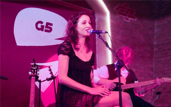 In Wien hat Charis über die Jahre hinweg neben ihrem Studium an ihrer Musik gearbeitet – Auftritte inklusive. GB-Fotos: gb