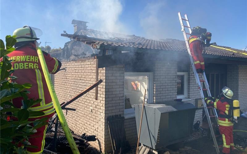 Dachstuhlbrand erfordert lange Nachlöscharbeiten In Wildberg brach ein Dachstuhlbrand aus. GB-Foto: Kreisfeuerwehrverband Calw