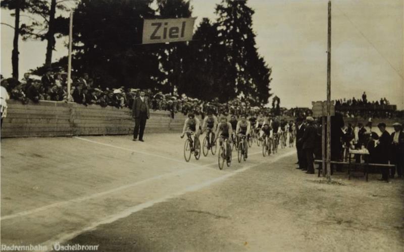 In den 1930er Jahren war die Radrennbahn mehrfach ein Postkartenmotiv. Das Bild aus dem Jahr 1931 wurde mit einem Weitwinkelobjektiv aufgenommen, das die Bahn größer erscheinen lässt, als sie mit ihren 156,1 Metern tatsächlich war. GB-Foto (Archiv): Reichert