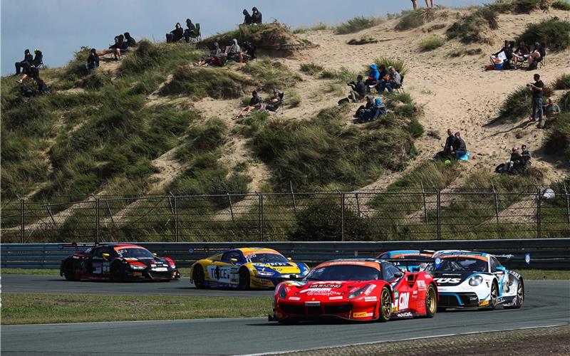 In den Dünen von Zandvoort stimmten Asch zumindest die Fortschritte am Ferrari (vorne) optimistisch GB-Foto: Gruppe C Photography