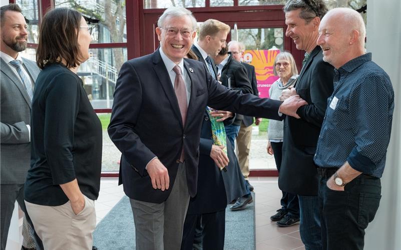 Trauer um Alt-Bundespräsident Horst Köhler: Tief verbunden mit Herrenberg - ein Rückblick in Bildern In der Alten Turnhalle Herrenberg: Katja Klaus (Vorsitzende Verein Faire Welt/Weltladen) begrüßt im Sommer 2024 Prof. Dr. Horst Köhler (Bundespräsident a.D.) zum Jubiläum. GB-Foto (Archiv): Vecsey