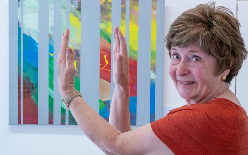 In der Ausstellung „Zwischenräume“ zeigt Margit Valjak ihr Werk „Ohne Titel“. GB-Foto: Vecsey