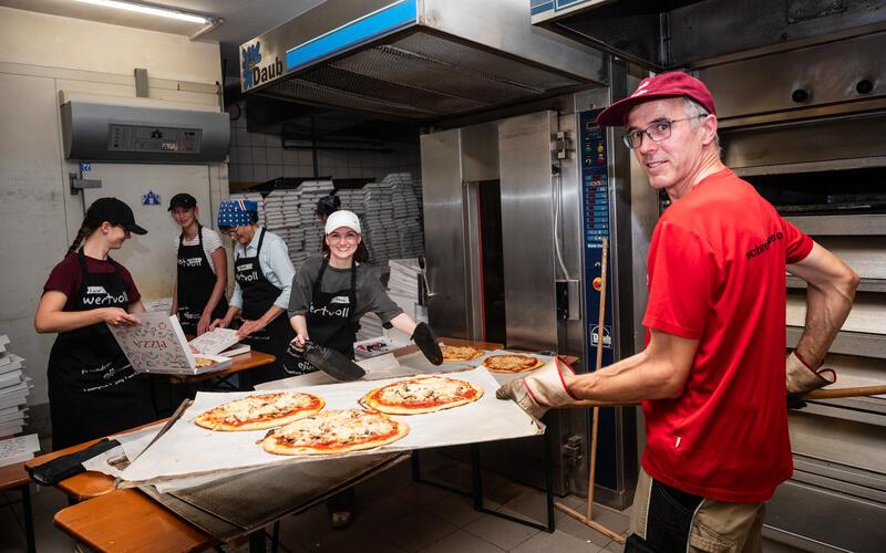 In der Bäckerei Weinberg läuft die Pizza-Produktion der Ehrenamtlichen auf Hochtouren.GB-Foto: Schmidt